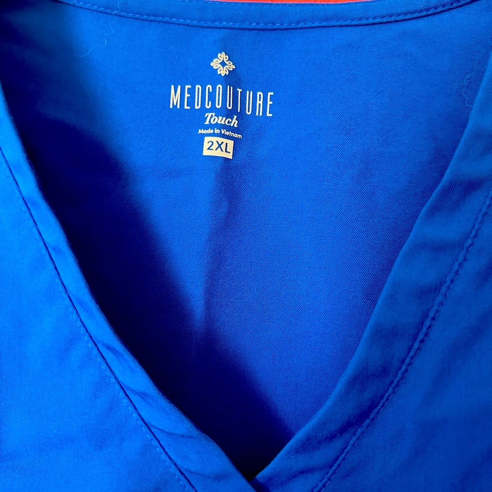Med couture touch style scrub top